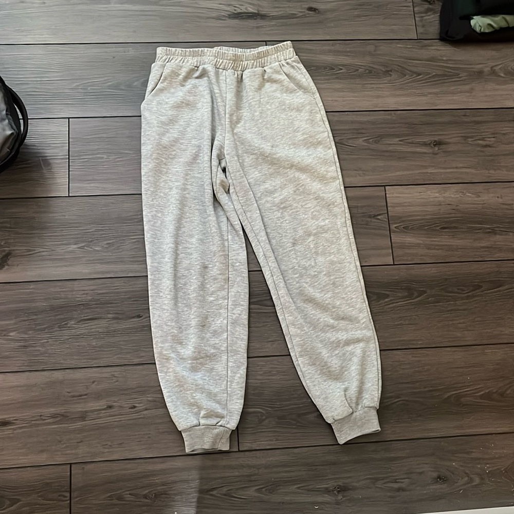 Grey sweatpants, two pockets